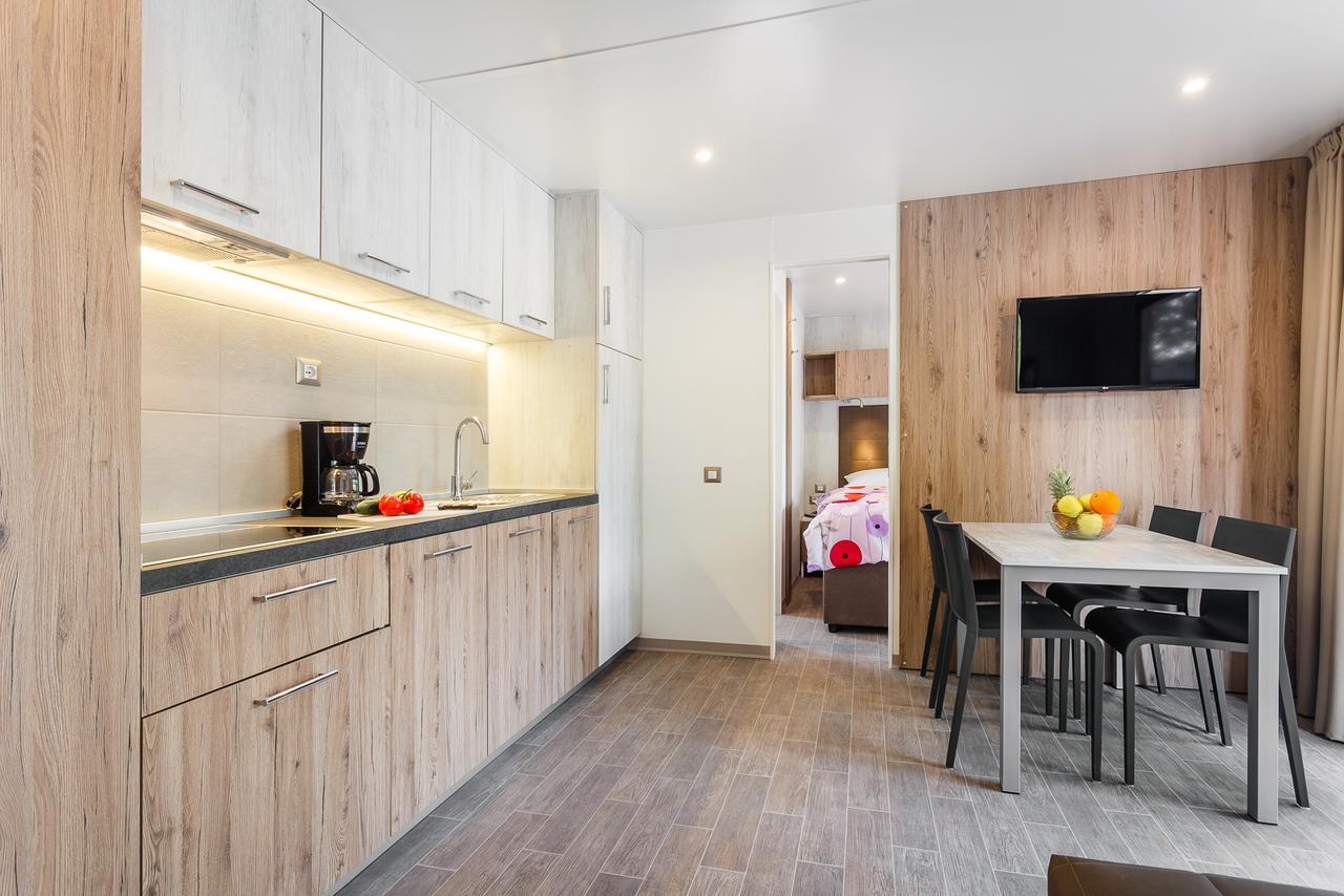 Mobile Homes Camping Santa Marina, Lanterna Tar-Vabriga Exterior photo A typical apartment at the complex
