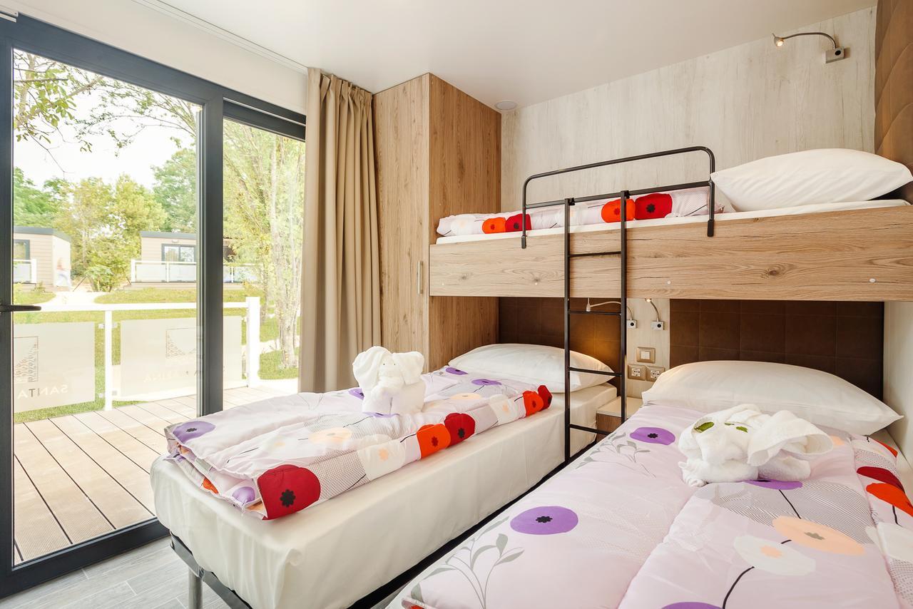 Mobile Homes Camping Santa Marina, Lanterna Tar-Vabriga Exterior photo A room at the hotel