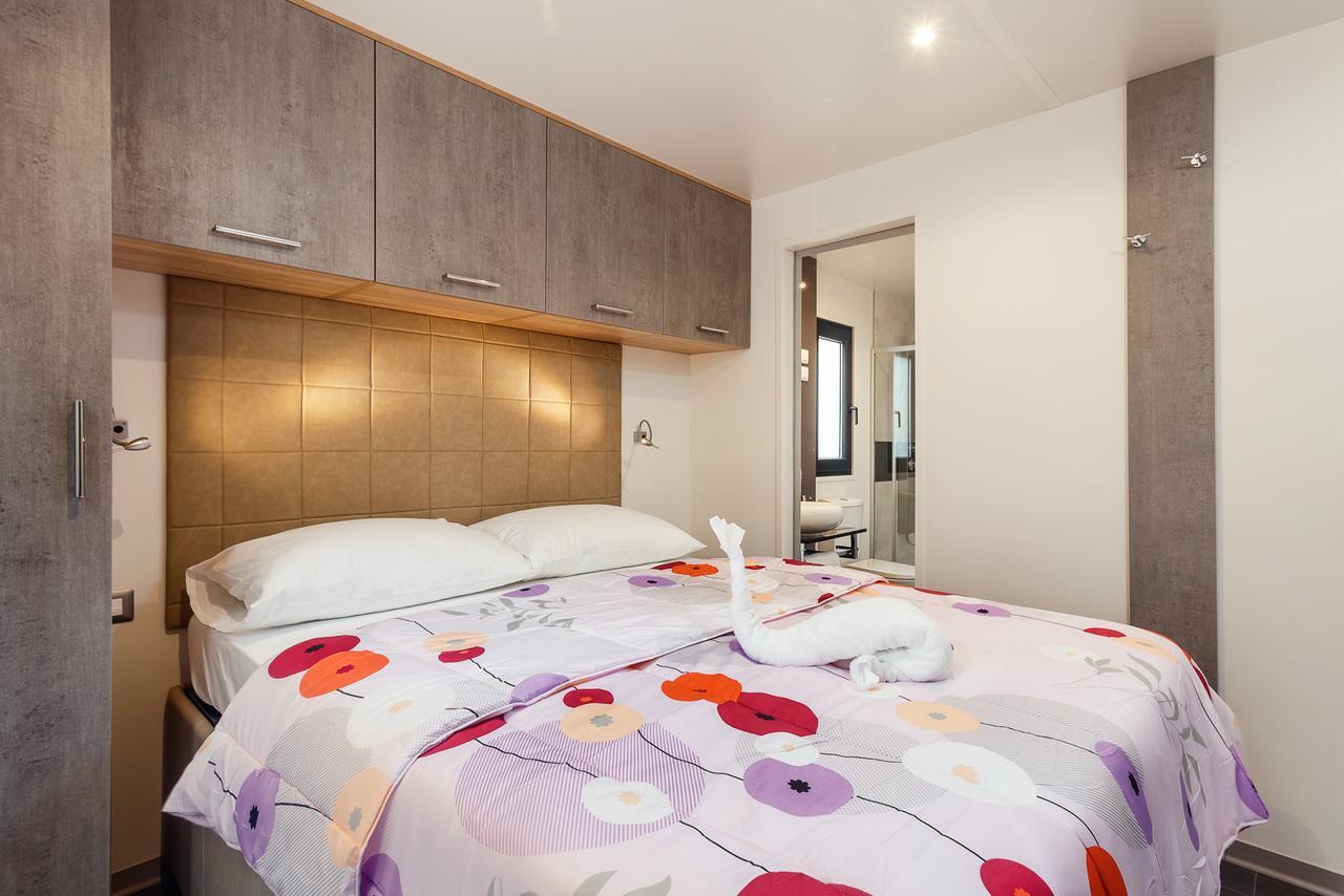Mobile Homes Camping Santa Marina, Lanterna Tar-Vabriga Exterior photo A bedroom in a static