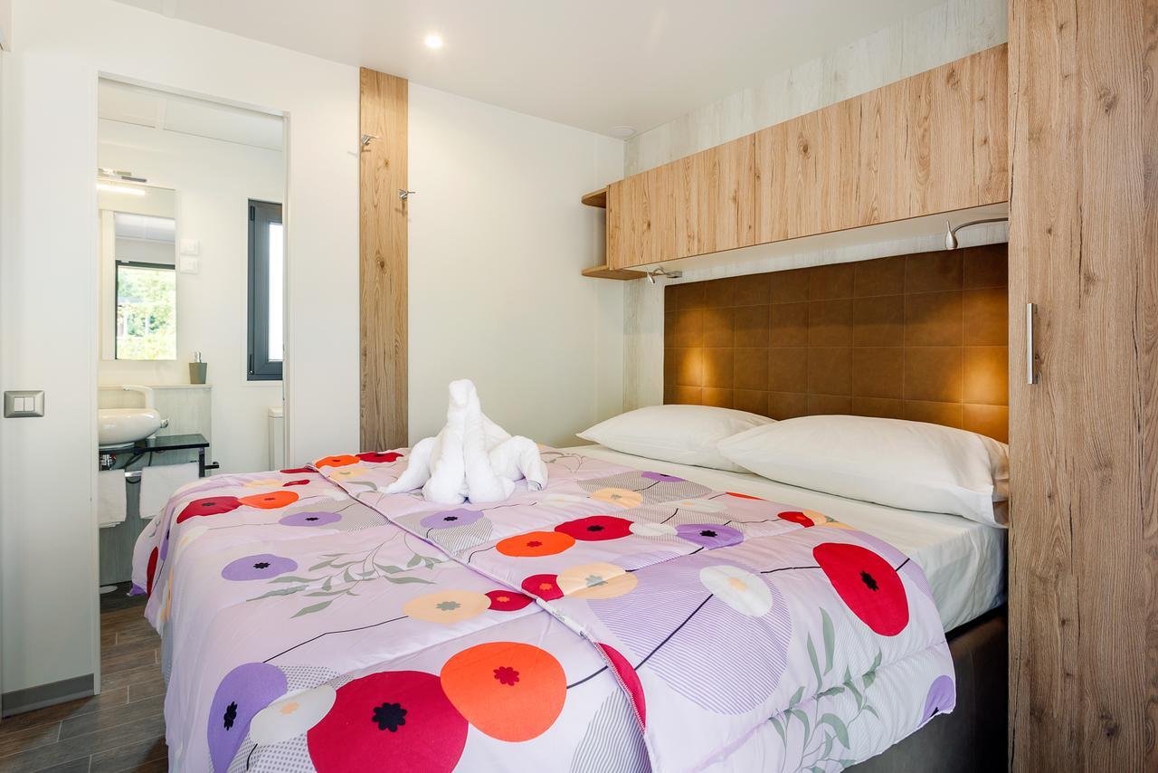 Mobile Homes Camping Santa Marina, Lanterna Tar-Vabriga Exterior photo A bedroom in a typical lodge