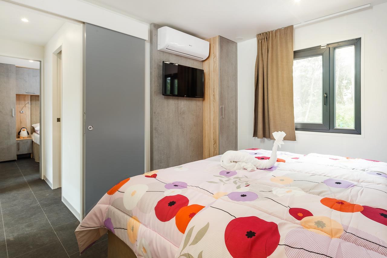 Mobile Homes Camping Santa Marina, Lanterna Tar-Vabriga Exterior photo A bedroom in a student apartment