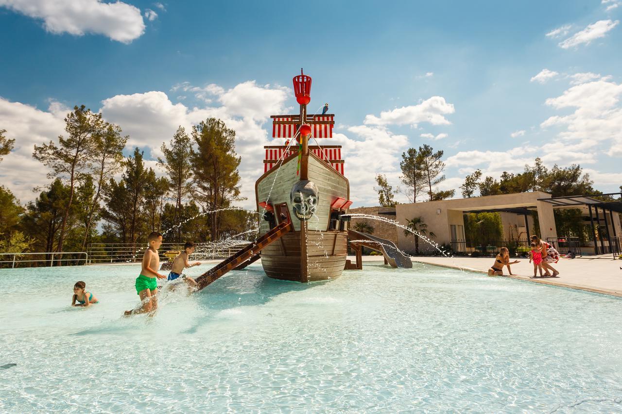 Mobile Homes Camping Santa Marina, Lanterna Tar-Vabriga Exterior photo The pirate ship at the water park