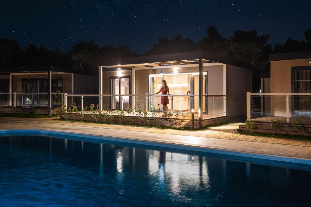 Mobile Homes Camping Santa Marina, Lanterna Tar-Vabriga Exterior photo A mobile home at night