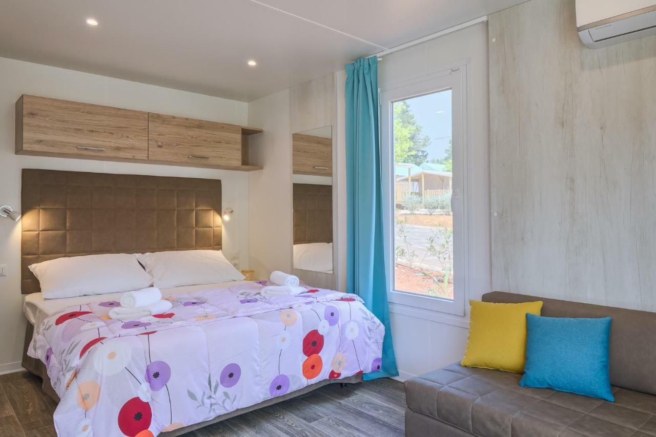 Mobile Homes Camping Santa Marina, Lanterna Tar-Vabriga Exterior photo A bedroom in a mobile home