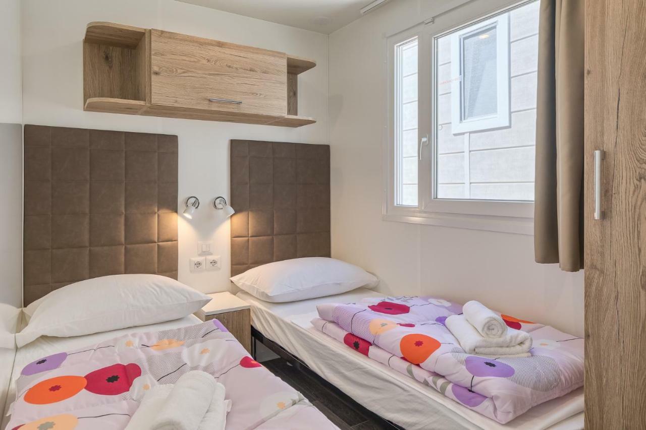 Mobile Homes Camping Santa Marina, Lanterna Tar-Vabriga Exterior photo A bedroom in a mobile home
