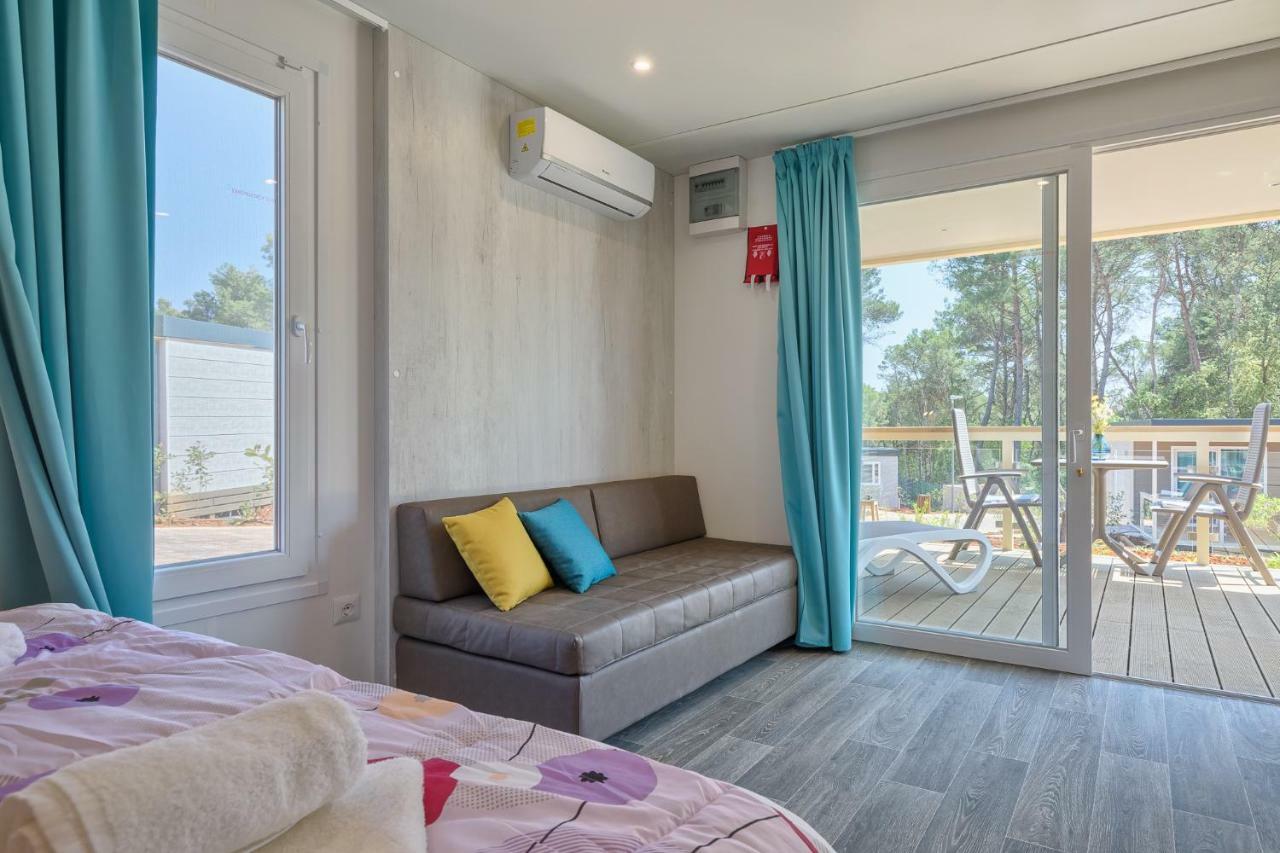 Mobile Homes Camping Santa Marina, Lanterna Tar-Vabriga Exterior photo A living room in a mobile home