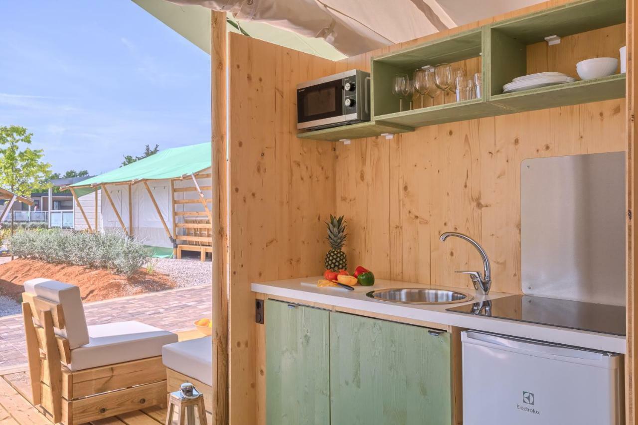 Mobile Homes Camping Santa Marina, Lanterna Tar-Vabriga Exterior photo Kitchen in a mobile home