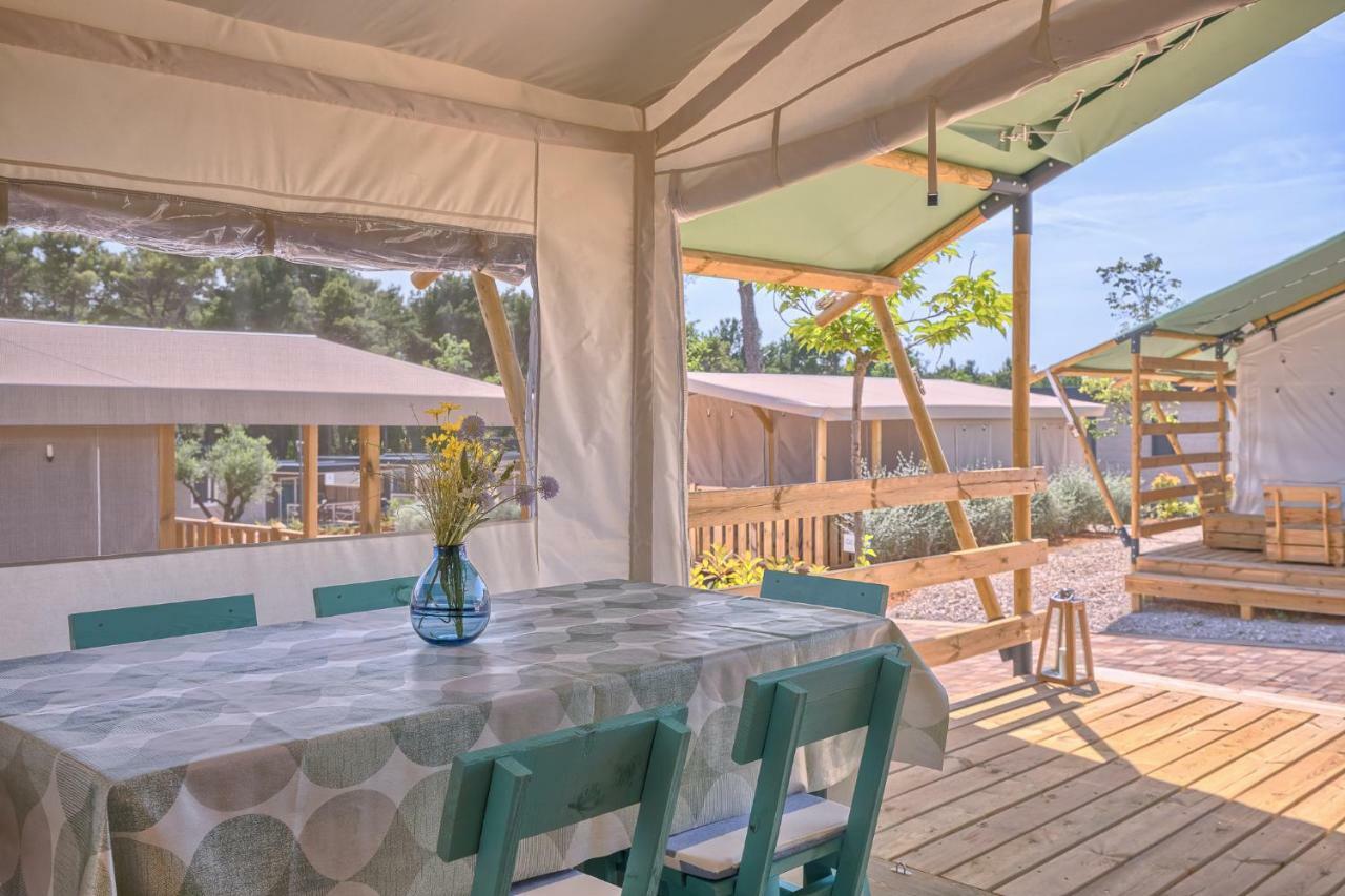 Mobile Homes Camping Santa Marina, Lanterna Tar-Vabriga Exterior photo A canvas tent at a campsite