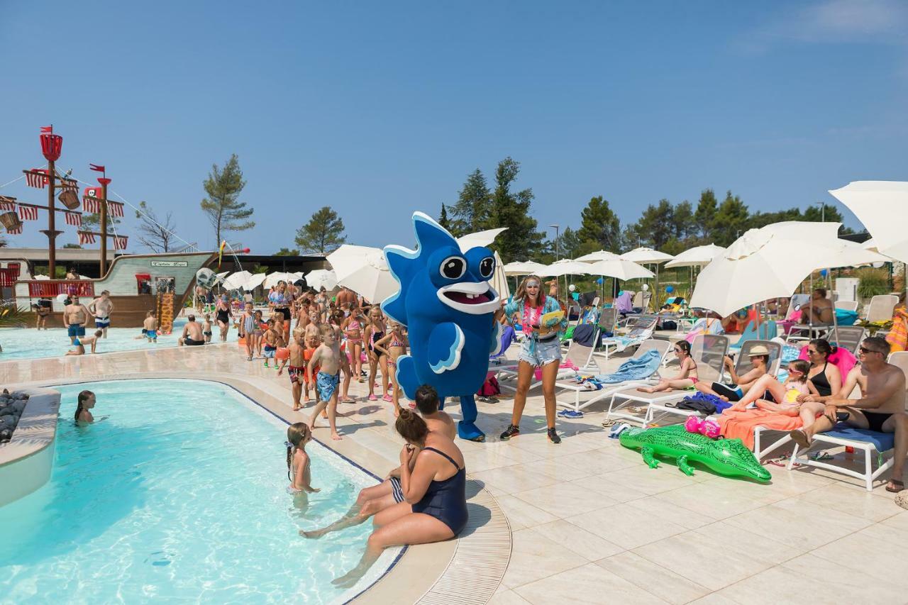 Mobile Homes Camping Santa Marina, Lanterna Tar-Vabriga Exterior photo The swimming pool at the campsite
